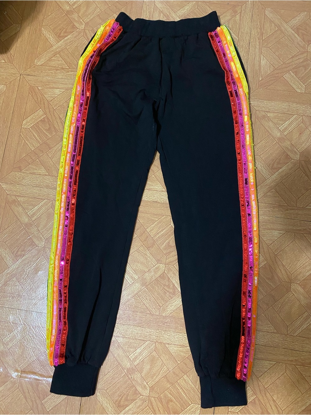 Lola + The Boys Soft Rainbow Sequin Joggers
Sweat Pants size -L